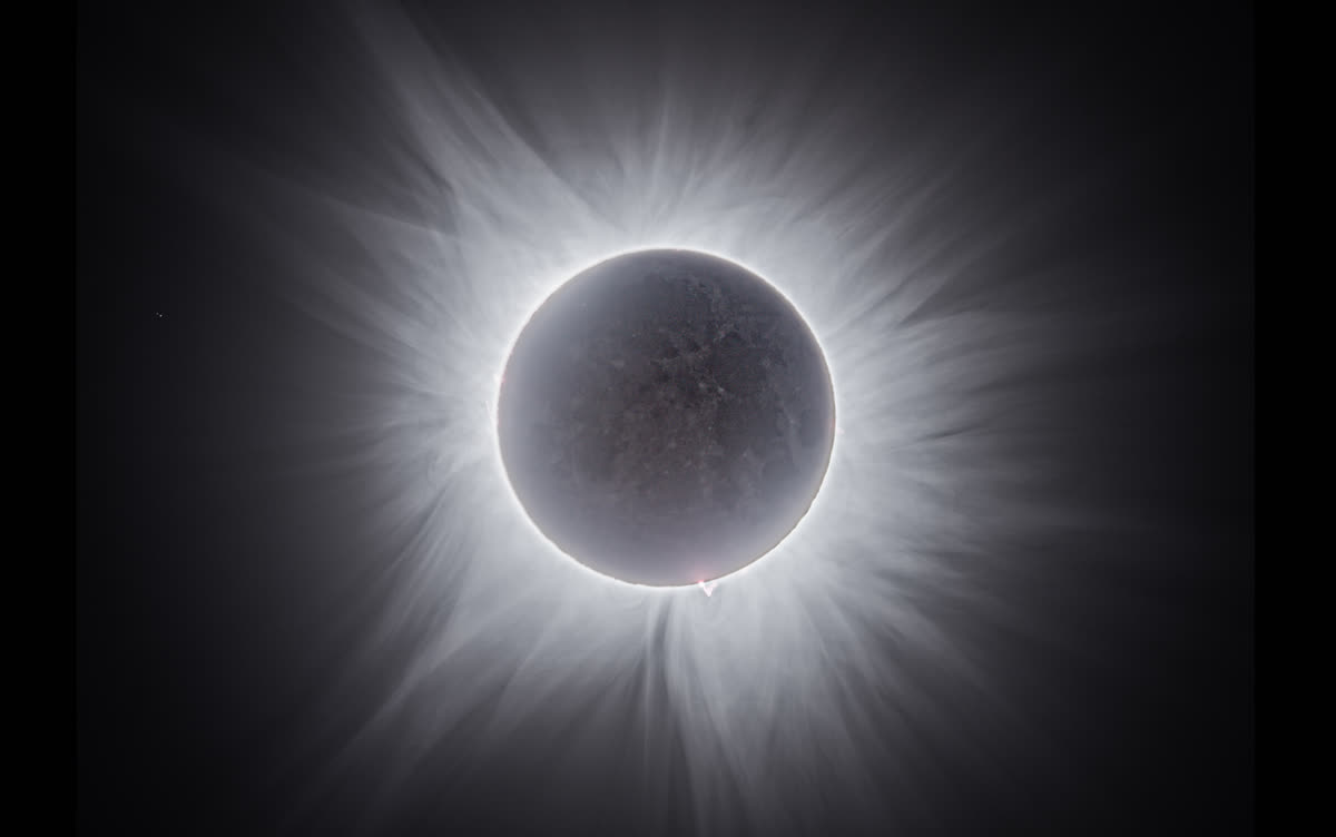 Earthshine Durante Eclipse Total de Sol 2024